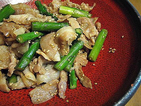 小金井野菜?グリーンアスパラガスと豚ばら肉の胡麻炒め